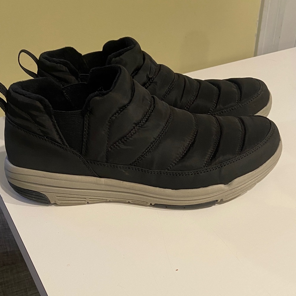 Ryka Black Quilted wonens 9.5 quilted  Sneakers slip-on snow shoes. Vguc